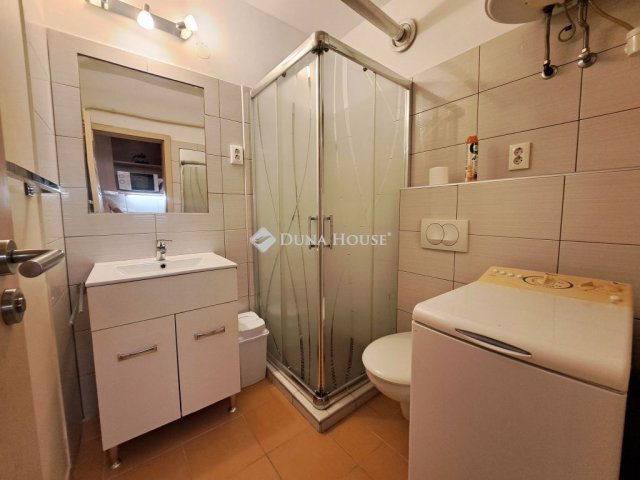 Kiadó téglalakás, albérlet, Pécsett 140 E Ft / hó, 1 szobás