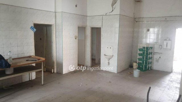 Eladó családi ház, Tiszanánán 4.9 M Ft, 4+2 szobás