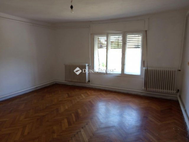 Eladó családi ház, Komlón 18.4 M Ft, 4 szobás