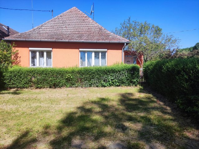 Eladó családi ház, Mohácson 10.5 M Ft, 2 szobás