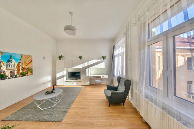 Eladó téglalakás, Budapesten, V. kerületben, Október 6. utcában