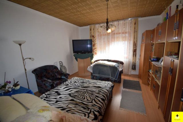 Eladó családi ház, Csepregen 69.9 M Ft, 7 szobás