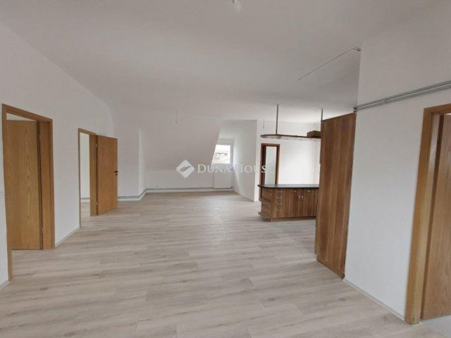 Eladó téglalakás, Budapesten, XV. kerületben 95 M Ft, 4 szobás