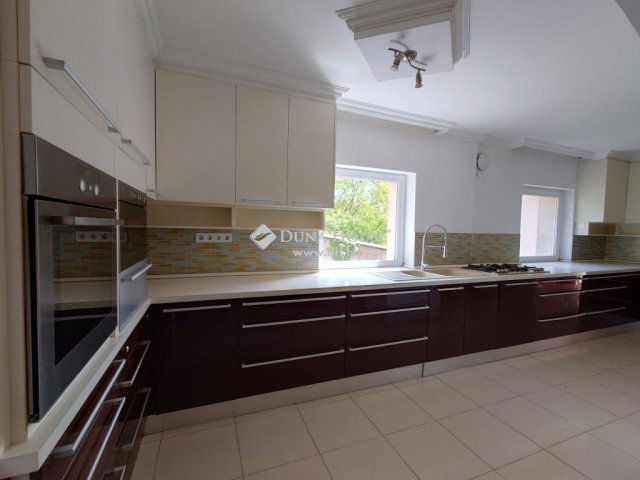 Eladó családi ház, Pilisborosjenőn 193 M Ft, 6 szobás