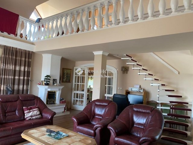 Eladó családi ház, Pécsett 385 M Ft, 6 szobás