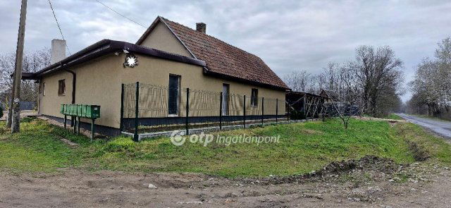Eladó családi ház, Törtelen 33.5 M Ft, 4+1 szobás