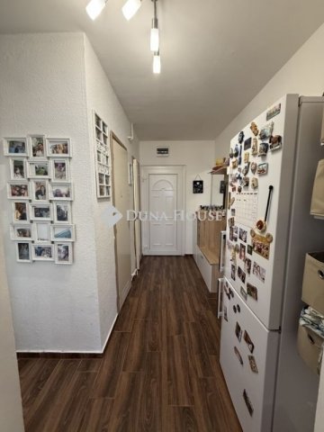 Eladó panellakás, Pécsett 59.9 M Ft, 3 szobás