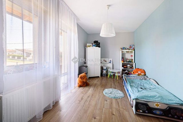 Eladó ikerház, Pécelen 349 M Ft, 11 szobás