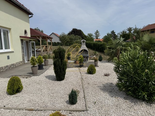 Eladó családi ház, Pécsett 99 M Ft, 3 szobás
