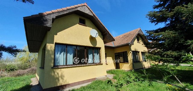 Eladó családi ház, Kamondon 39.9 M Ft, 4 szobás