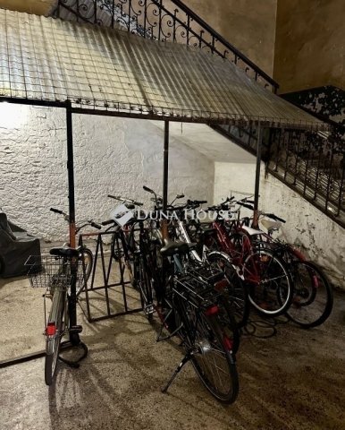 Eladó téglalakás, Budapesten, VI. kerületben 51.2 M Ft, 1 szobás