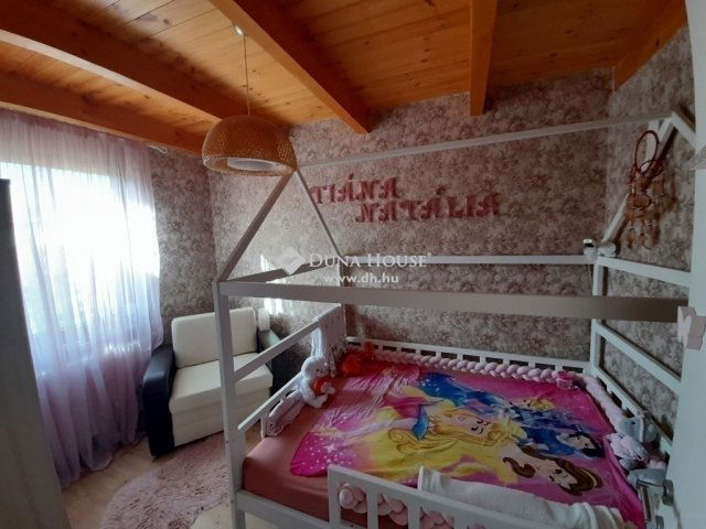 Eladó családi ház, Mogyoródon 220 M Ft, 6 szobás