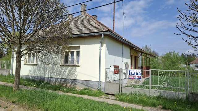 Eladó családi ház, Szakcson 9.5 M Ft, 3 szobás