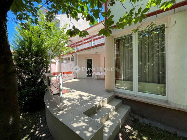 Eladó családi ház, Kecskeméten 210 M Ft, 9 szobás