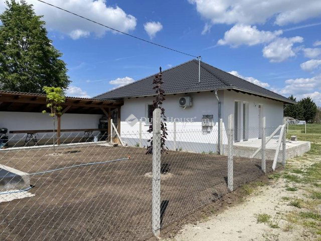 Eladó ikerház, Inárcson 85 M Ft, 4 szobás / költözzbe.hu