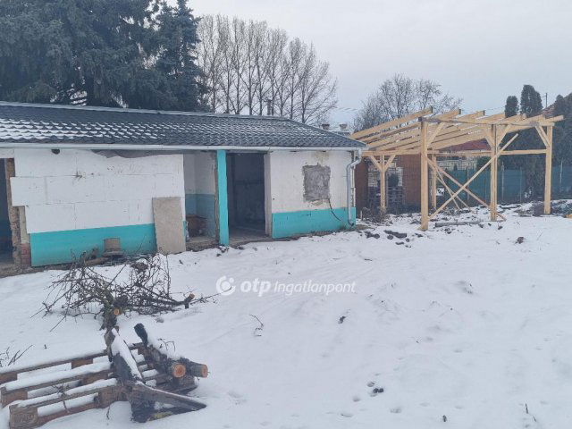 Eladó családi ház, Pápán 42.2 M Ft, 1+2 szobás