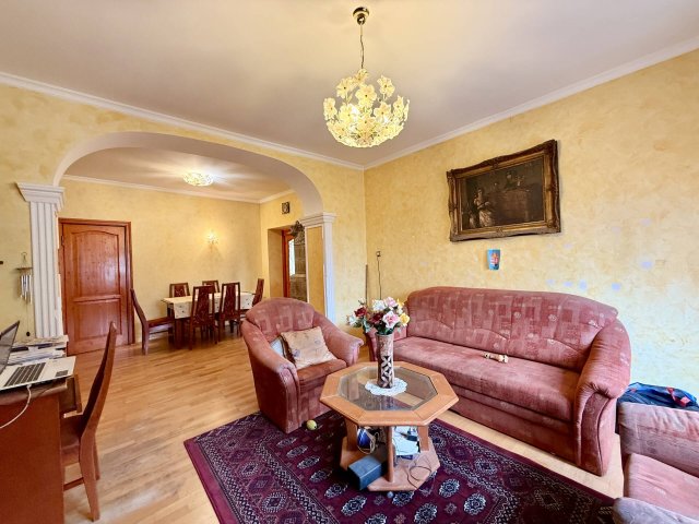Eladó családi ház, Pécsett 89.9 M Ft, 4 szobás