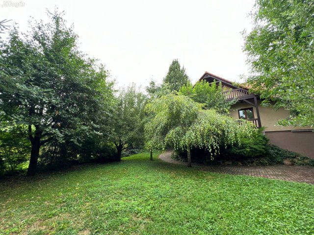 Eladó családi ház, Pécsett 132 M Ft, 5 szobás