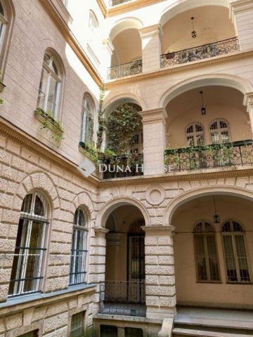 Eladó téglalakás, Budapesten, VI. kerületben 200 M Ft, 8 szobás