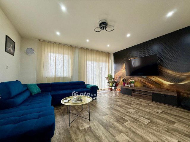 Eladó családi ház, Szirmabesenyőn 89.9 M Ft, 7 szobás