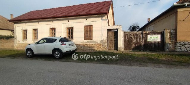 Eladó családi ház, Őcsényen 16 M Ft, 2 szobás