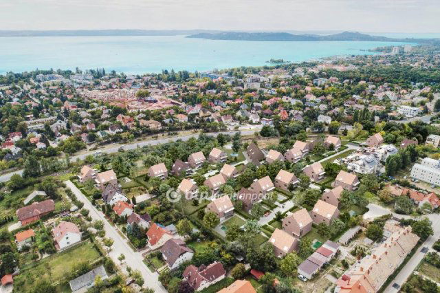 Eladó téglalakás, Balatonfüreden 268.834 M Ft, 5 szobás