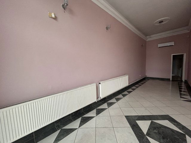 Kiadó üzlethelyiség, Komáromban 220 E Ft / hó