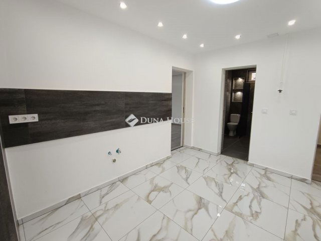 Eladó családi ház, Újszászon 25 M Ft, 3 szobás