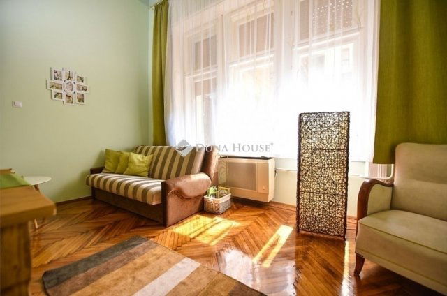 Eladó téglalakás, Budapesten, VI. kerületben 63.9 M Ft, 1 szobás
