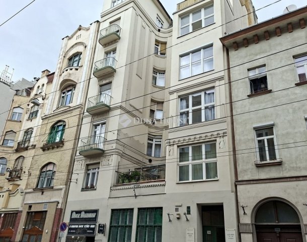Eladó téglalakás, Budapesten, VI. kerületben 59.5 M Ft, 1 szobás
