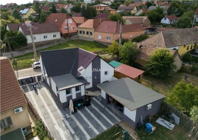 Eladó családi ház, Pécsett 96.5 M Ft, 3 szobás