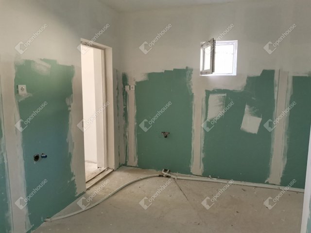 Eladó családi ház, Komáromban 65 M Ft, 4 szobás