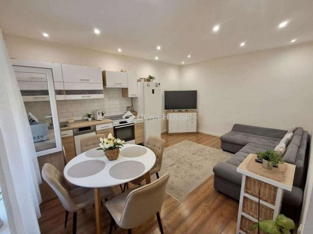 Eladó családi ház, Budapesten, XV. kerületben 58 M Ft, 2 szobás