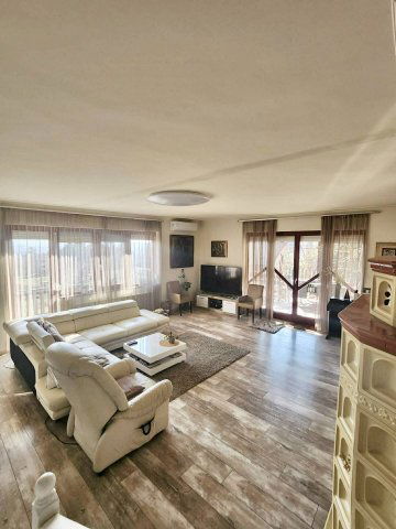 Eladó családi ház, Pécsett 219.9 M Ft, 6 szobás