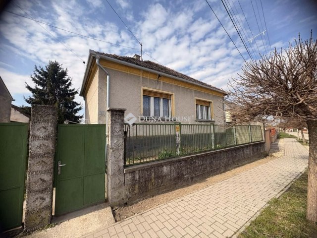 Eladó családi ház, Felpécen 44.9 M Ft, 3 szobás
