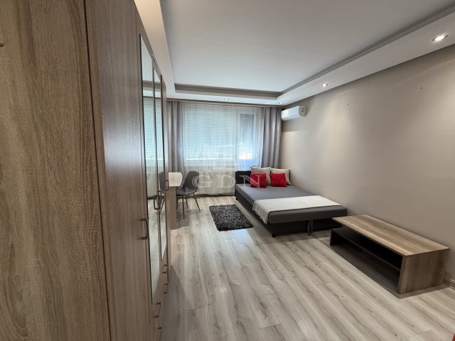Kiadó panellakás, albérlet, Szegeden 100 E Ft / hó, 3+1 szobás