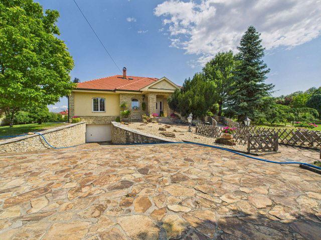 Eladó családi ház, Turán, Vásár utcában 218 M Ft