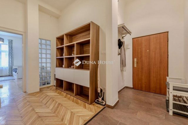 Eladó téglalakás, Budapesten, V. kerületben 75 M Ft, 1 szobás