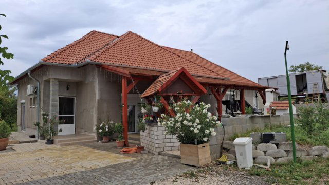 Eladó családi ház, Pécsett 120 M Ft, 4 szobás