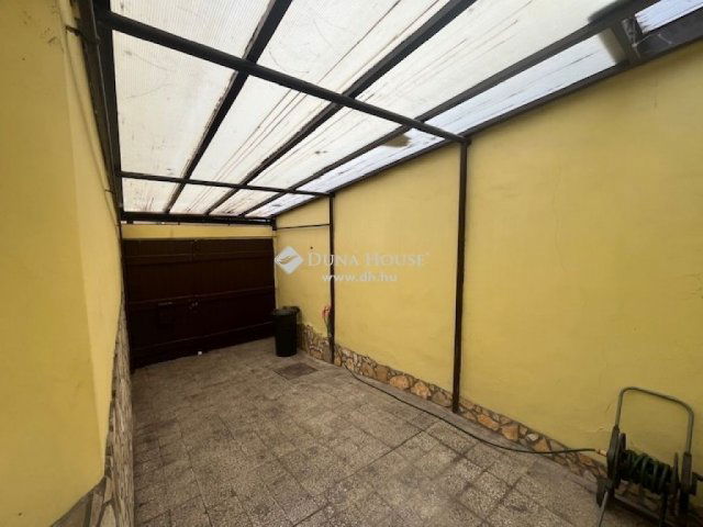 Eladó családi ház, Pécsett 65 M Ft, 4 szobás
