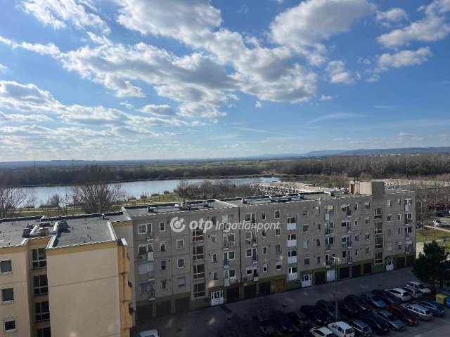 Eladó panellakás, Székesfehérvárott 65 M Ft, 2+1 szobás