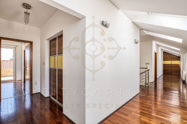 Eladó családi ház, Telkin 369 M Ft, 6 szobás