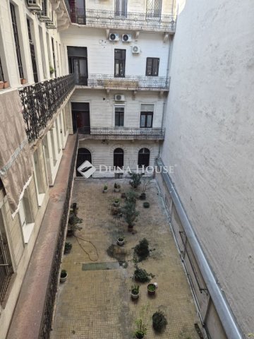 Eladó téglalakás, Budapesten, VI. kerületben 36.9 M Ft, 1 szobás