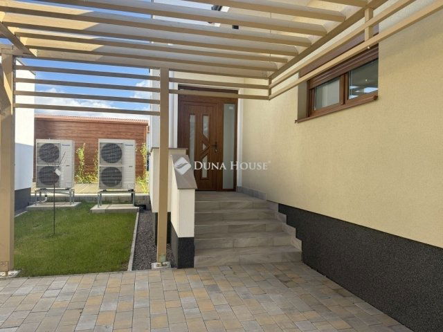 Eladó családi ház, Pécsett 115.99 M Ft, 4 szobás