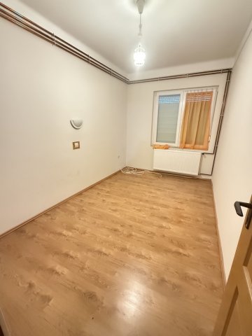 Kiadó családi ház, albérlet, Pakson 150 E Ft / hó, 2 szobás