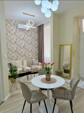 Eladó téglalakás, Budapesten, VII. kerületben, Klauzál téren