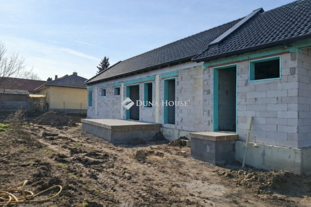 Eladó ikerház, Mendén 130.5 M Ft, 5 szobás