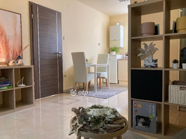 Eladó téglalakás, Siófokon 49.9 M Ft, 2 szobás