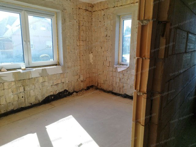 Eladó családi ház, Komáromban 63 M Ft, 5 szobás