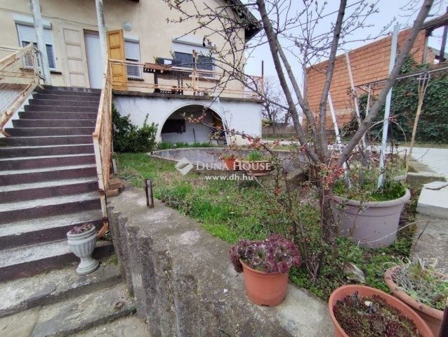 Eladó családi ház, Dunaharasztin 109.9 M Ft, 7 szobás